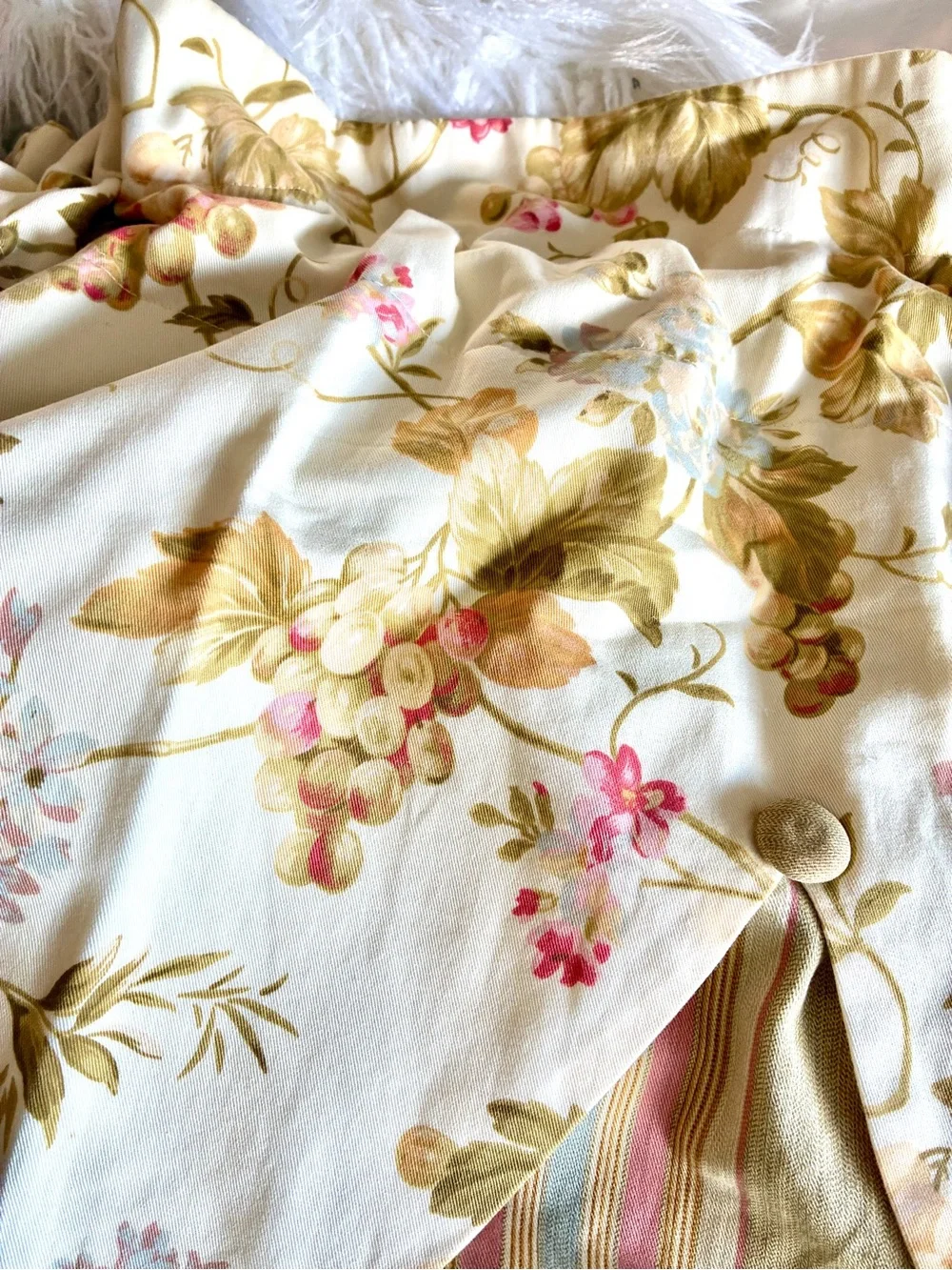 Vintage Waverly home classic Napoli cameo Scalloped Valance in Cream with pink